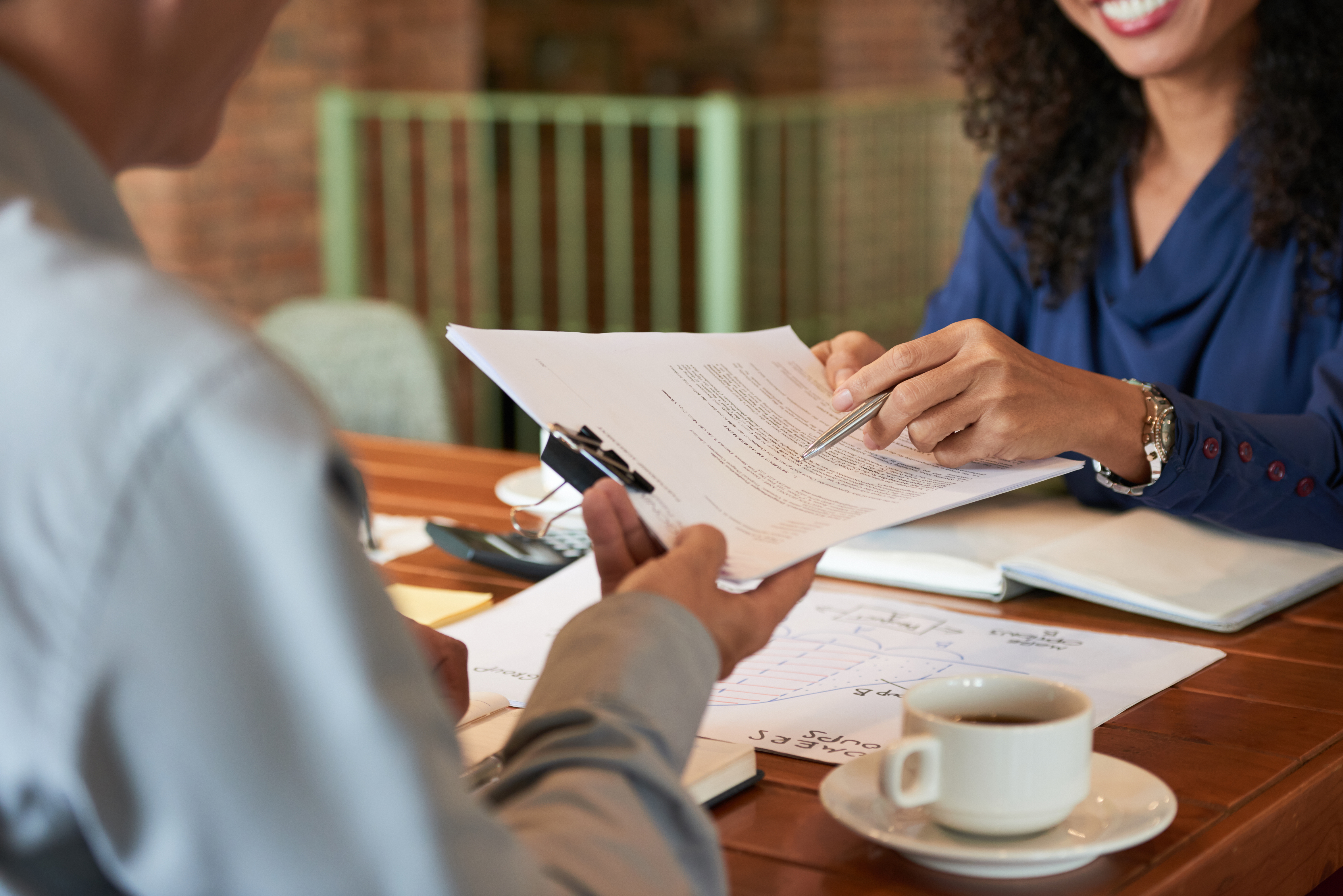 Calendrier ouvert sur un bureau avec stylo et documents officiels